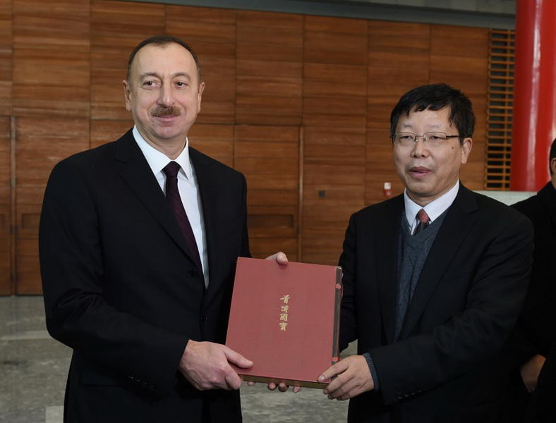 Президенту Ильхаму Алиеву вручен диплом Почетного профессора по истории Университета Ренмин в Китае