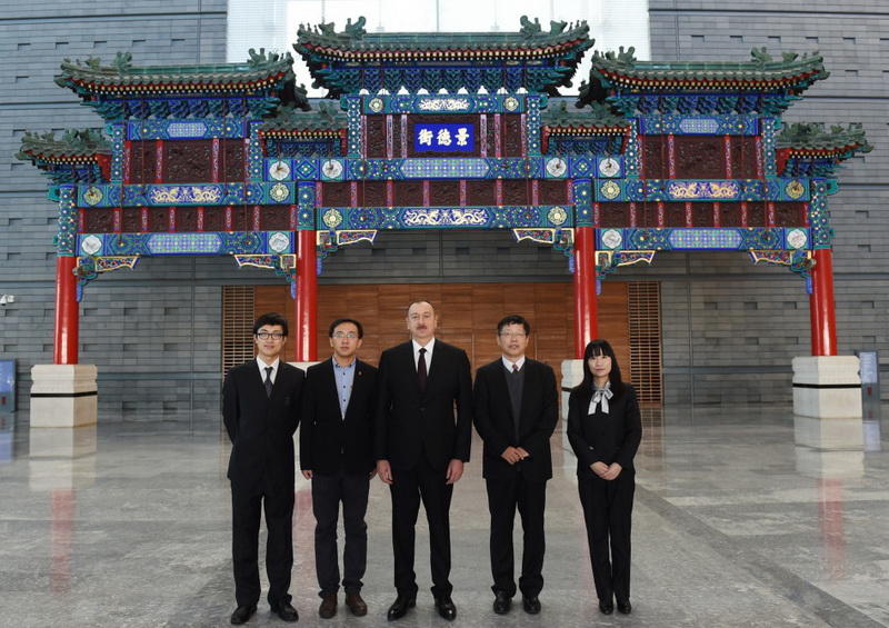 Президенту Ильхаму Алиеву вручен диплом Почетного профессора по истории Университета Ренмин в Китае