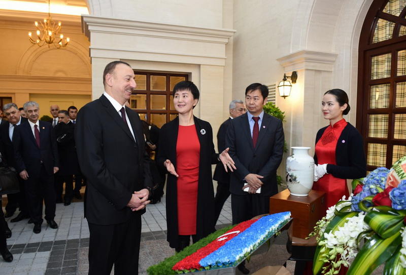 Президенту Ильхаму Алиеву вручен диплом Почетного профессора по истории Университета Ренмин в Китае