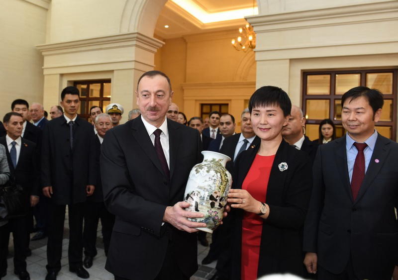 Президенту Ильхаму Алиеву вручен диплом Почетного профессора по истории Университета Ренмин в Китае