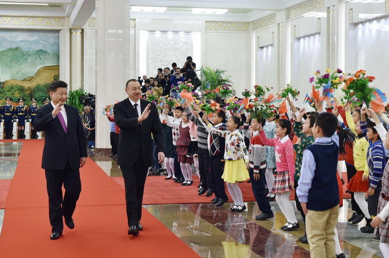 Президенту Ильхаму Алиеву вручен диплом Почетного профессора по истории Университета Ренмин в Китае