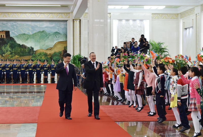 Президенту Ильхаму Алиеву вручен диплом Почетного профессора по истории Университета Ренмин в Китае