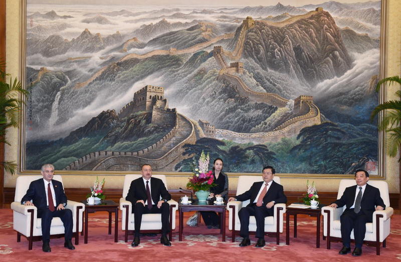 Президенту Ильхаму Алиеву вручен диплом Почетного профессора по истории Университета Ренмин в Китае