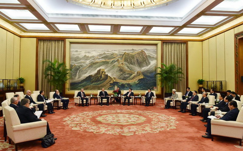 Президенту Ильхаму Алиеву вручен диплом Почетного профессора по истории Университета Ренмин в Китае