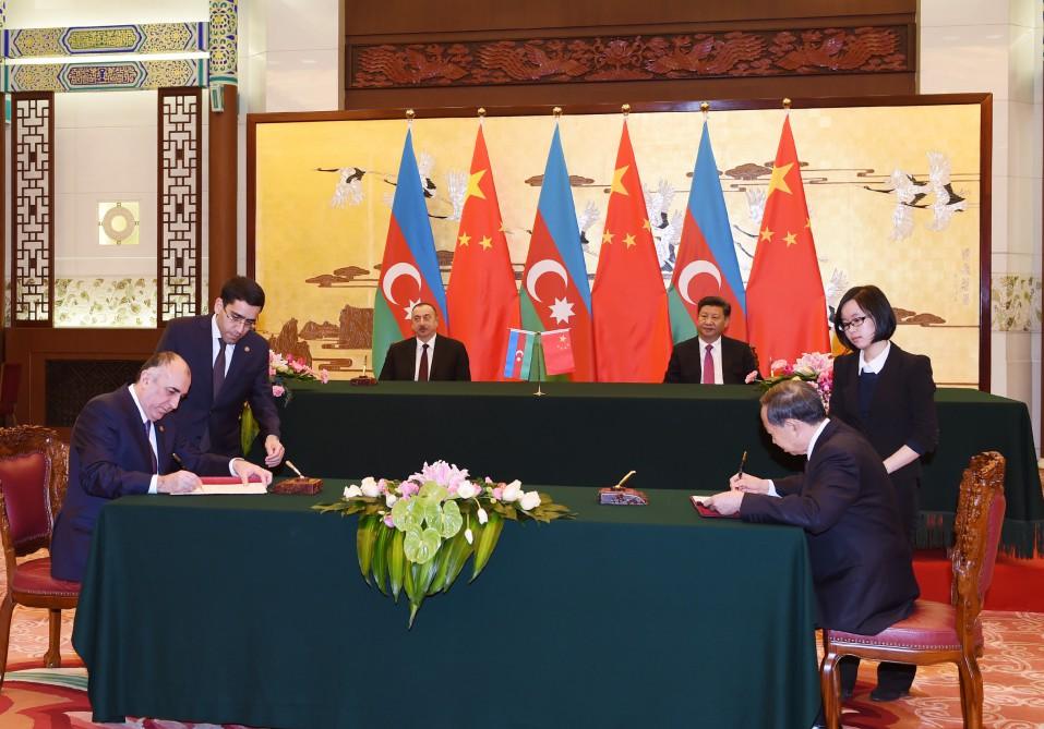 Президенту Ильхаму Алиеву вручен диплом Почетного профессора по истории Университета Ренмин в Китае