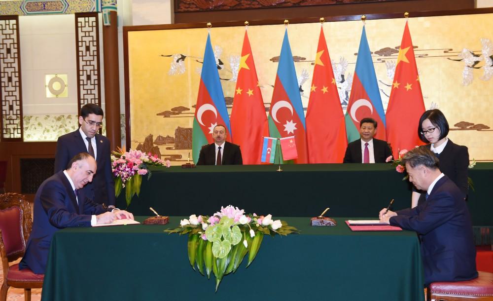 Президенту Ильхаму Алиеву вручен диплом Почетного профессора по истории Университета Ренмин в Китае