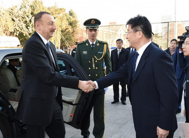 Президенту Ильхаму Алиеву вручен диплом Почетного профессора по истории Университета Ренмин в Китае