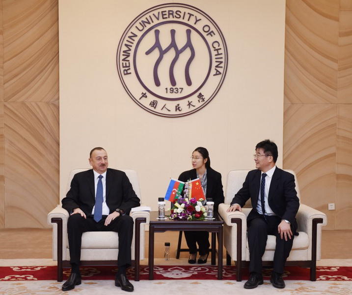 Президенту Ильхаму Алиеву вручен диплом Почетного профессора по истории Университета Ренмин в Китае