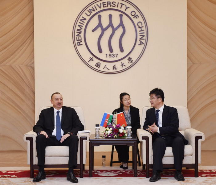 Президенту Ильхаму Алиеву вручен диплом Почетного профессора по истории Университета Ренмин в Китае