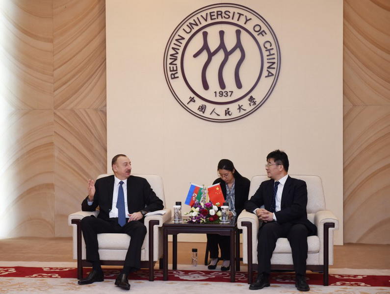 Президенту Ильхаму Алиеву вручен диплом Почетного профессора по истории Университета Ренмин в Китае