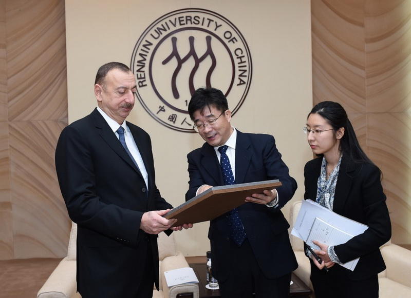 Президенту Ильхаму Алиеву вручен диплом Почетного профессора по истории Университета Ренмин в Китае