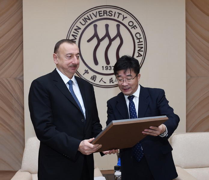 Президенту Ильхаму Алиеву вручен диплом Почетного профессора по истории Университета Ренмин в Китае