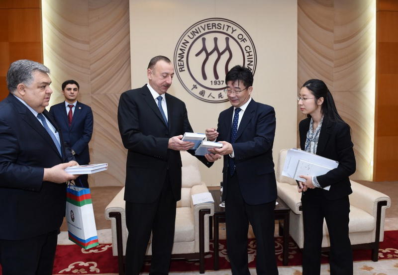 Президенту Ильхаму Алиеву вручен диплом Почетного профессора по истории Университета Ренмин в Китае