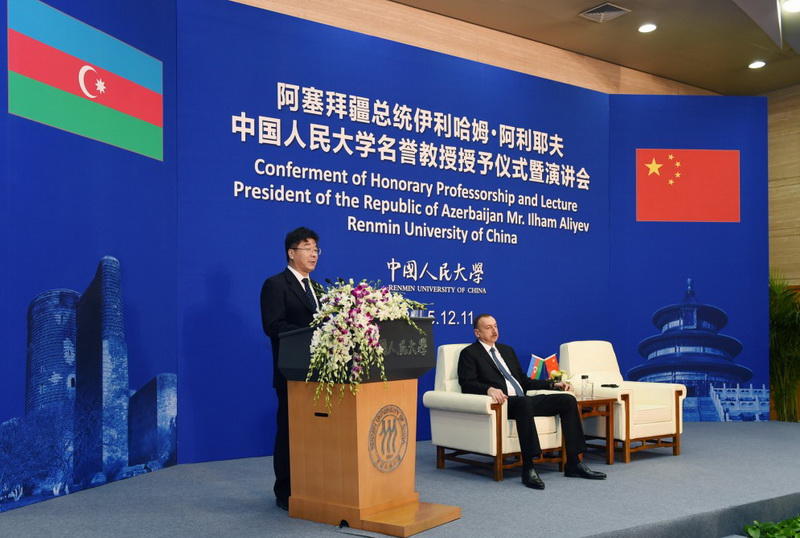Президенту Ильхаму Алиеву вручен диплом Почетного профессора по истории Университета Ренмин в Китае