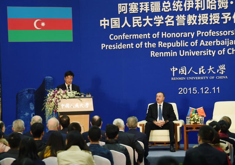 Президенту Ильхаму Алиеву вручен диплом Почетного профессора по истории Университета Ренмин в Китае