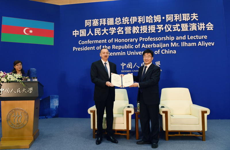 Президенту Ильхаму Алиеву вручен диплом Почетного профессора по истории Университета Ренмин в Китае