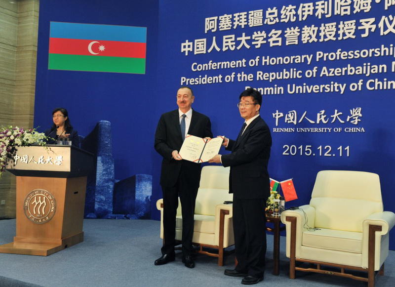 Президенту Ильхаму Алиеву вручен диплом Почетного профессора по истории Университета Ренмин в Китае