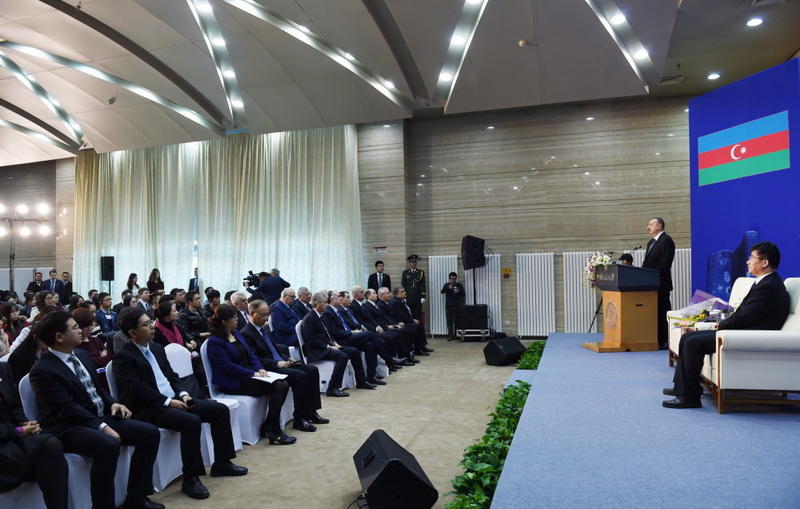 Президенту Ильхаму Алиеву вручен диплом Почетного профессора по истории Университета Ренмин в Китае