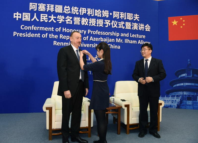Президенту Ильхаму Алиеву вручен диплом Почетного профессора по истории Университета Ренмин в Китае