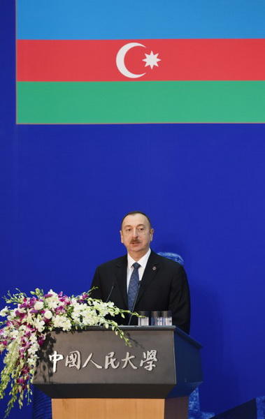 Президенту Ильхаму Алиеву вручен диплом Почетного профессора по истории Университета Ренмин в Китае