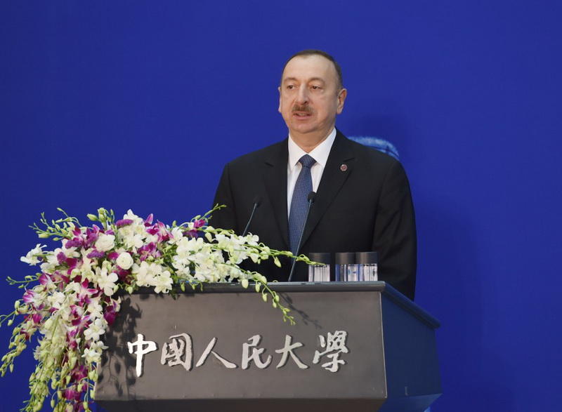 Президенту Ильхаму Алиеву вручен диплом Почетного профессора по истории Университета Ренмин в Китае