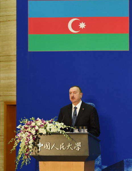 Президенту Ильхаму Алиеву вручен диплом Почетного профессора по истории Университета Ренмин в Китае