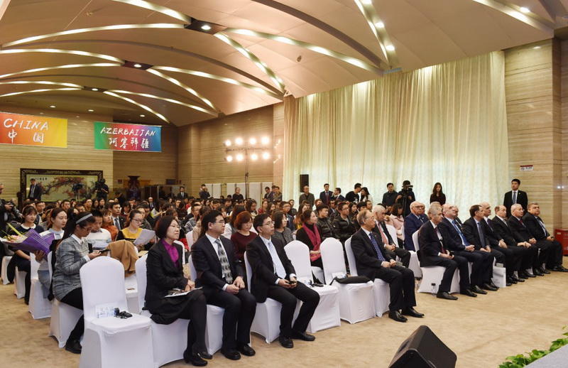 Президенту Ильхаму Алиеву вручен диплом Почетного профессора по истории Университета Ренмин в Китае