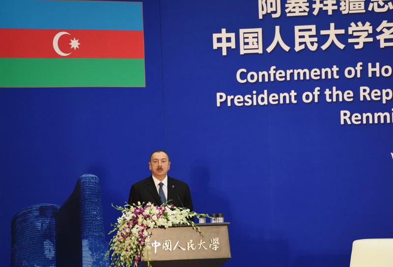 Президенту Ильхаму Алиеву вручен диплом Почетного профессора по истории Университета Ренмин в Китае