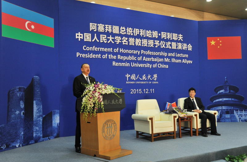Президенту Ильхаму Алиеву вручен диплом Почетного профессора по истории Университета Ренмин в Китае