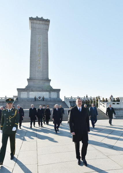 Президенту Ильхаму Алиеву вручен диплом Почетного профессора по истории Университета Ренмин в Китае