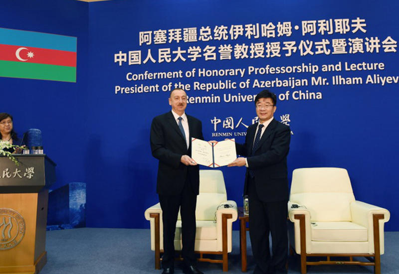 Президенту Ильхаму Алиеву вручен диплом Почетного профессора по истории Университета Ренмин в Китае