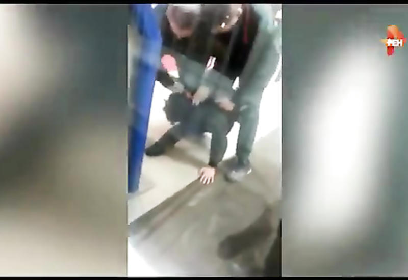 Мужчина подошел к кассе, в ответ охранники сделали это