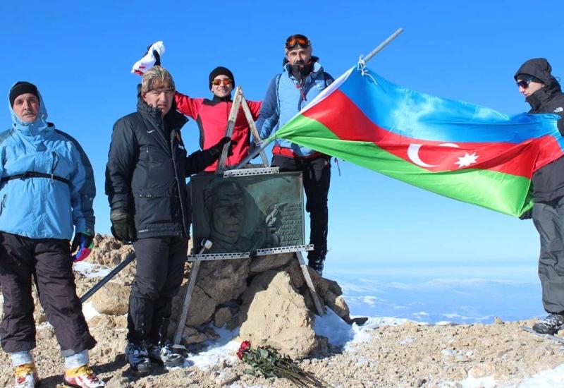“Heydər zirvəsi”ndə Ulu Öndər Heydər Əliyevin xatirəsi yad edilib