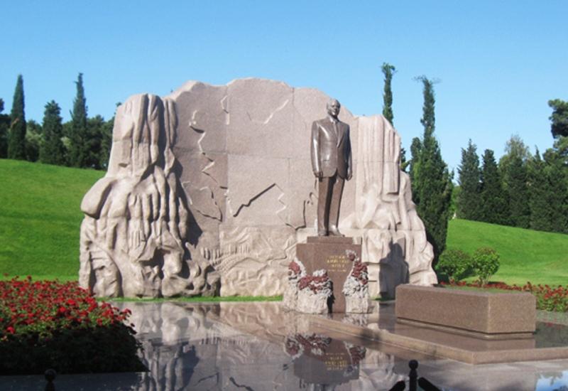 Azərbaycan ictimaiyyəti Fəxri xiyabanı ziyarət edir