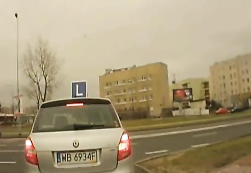 Девушка рискует жизнью пассажира, и все из-за этого