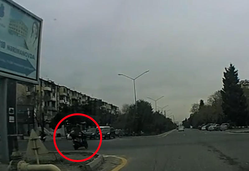 В Баку мотоциклист грубо нарушает правила