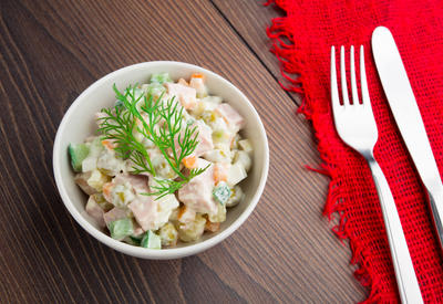 Названа безопасная для здоровья порция оливье