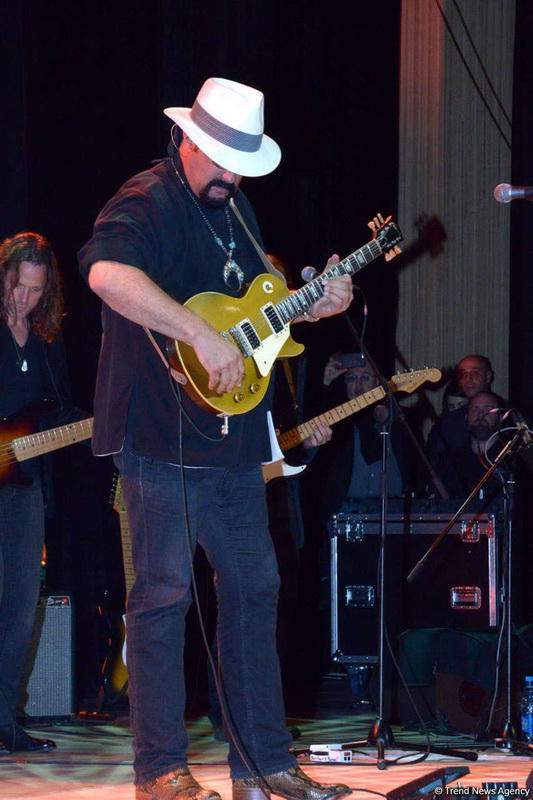 Heydər Əliyev Mərkəzində Stiven Siqalın konserti olub