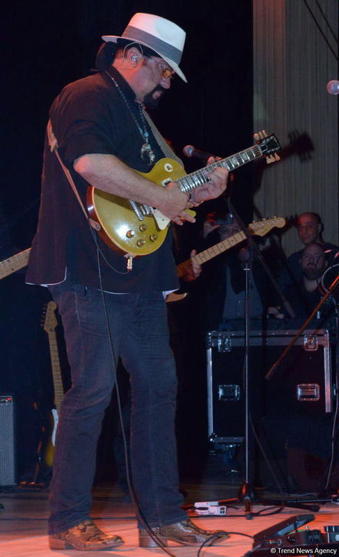 Heydər Əliyev Mərkəzində Stiven Siqalın konserti olub