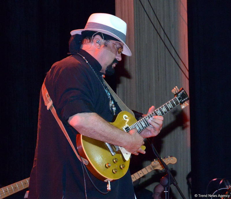 Heydər Əliyev Mərkəzində Stiven Siqalın konserti olub