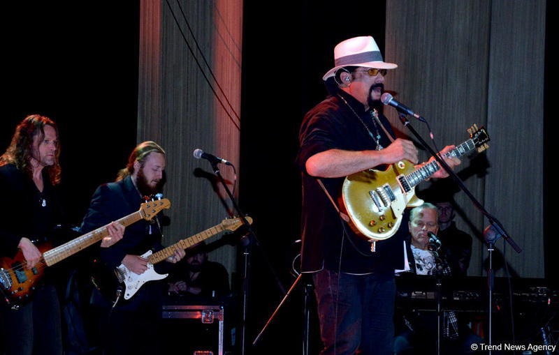 Heydər Əliyev Mərkəzində Stiven Siqalın konserti olub