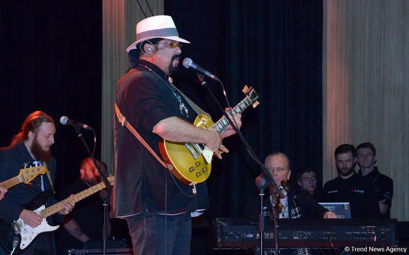 Heydər Əliyev Mərkəzində Stiven Siqalın konserti olub