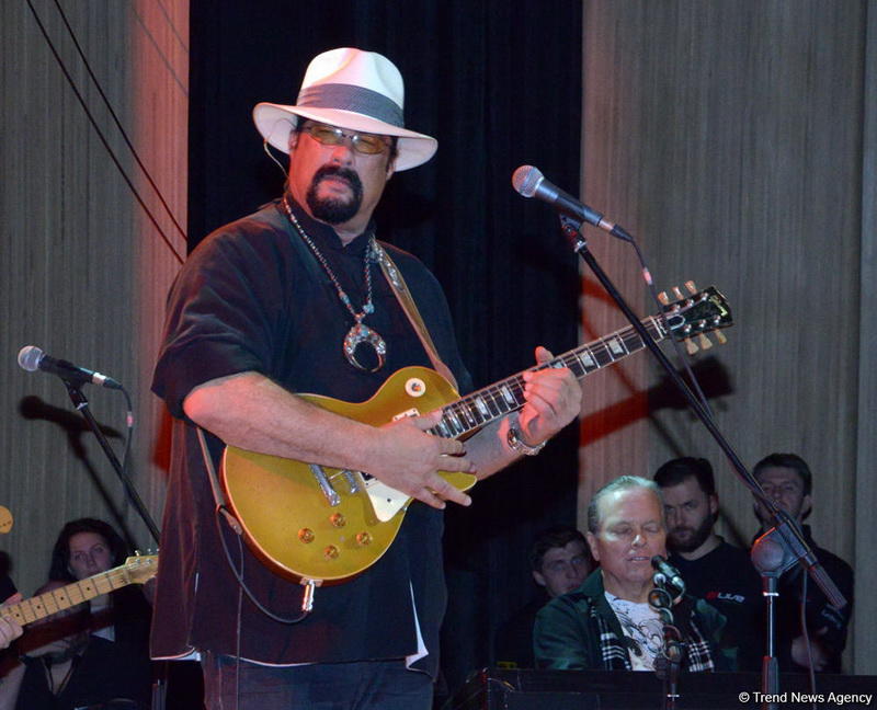 Heydər Əliyev Mərkəzində Stiven Siqalın konserti olub