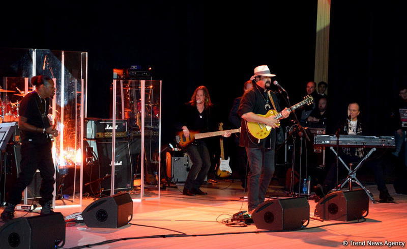 Heydər Əliyev Mərkəzində Stiven Siqalın konserti olub