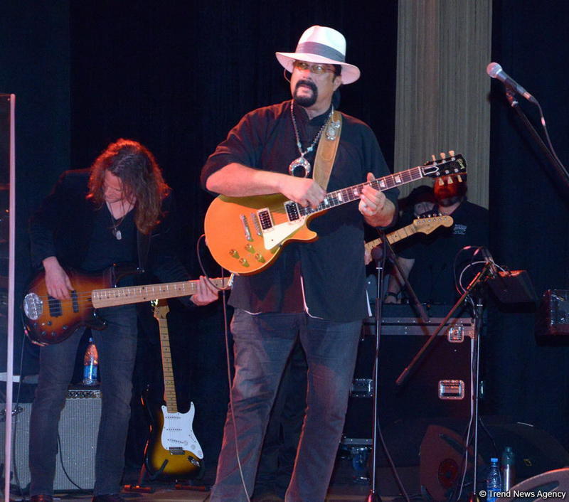 Heydər Əliyev Mərkəzində Stiven Siqalın konserti olub