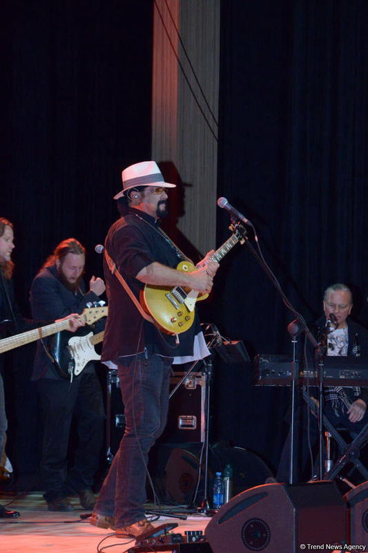 Heydər Əliyev Mərkəzində Stiven Siqalın konserti olub