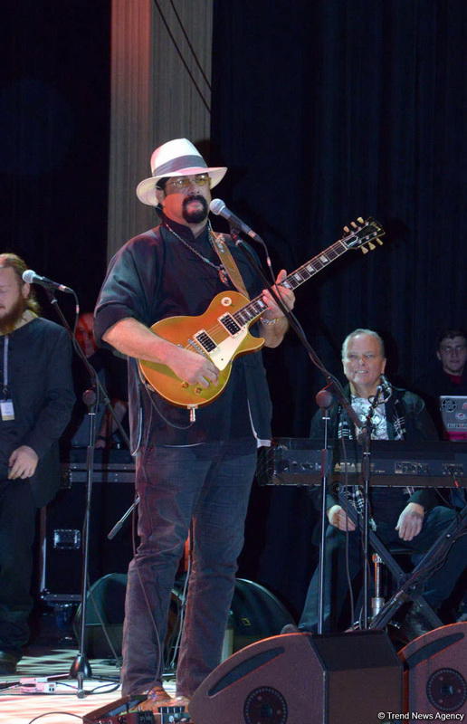 Heydər Əliyev Mərkəzində Stiven Siqalın konserti olub