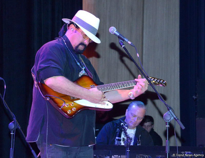 Heydər Əliyev Mərkəzində Stiven Siqalın konserti olub