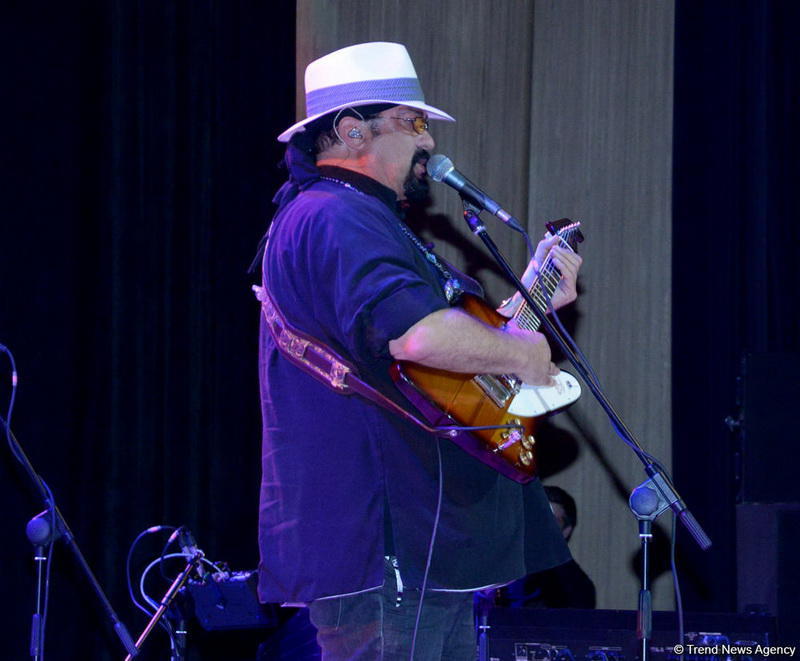 Heydər Əliyev Mərkəzində Stiven Siqalın konserti olub