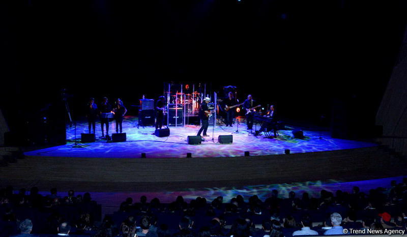 Heydər Əliyev Mərkəzində Stiven Siqalın konserti olub